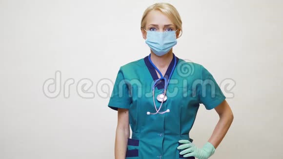 戴防护面罩和乳胶手套的女医生使用虚拟屏幕视频的预览图
