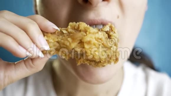 特写镜头年轻美女吃快餐鸡块翅膀和鸡腿视频的预览图