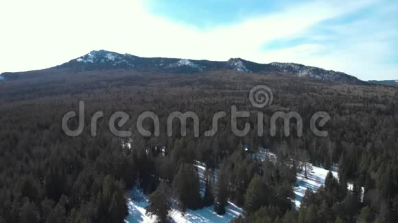 冬日的山丘全景视频的预览图
