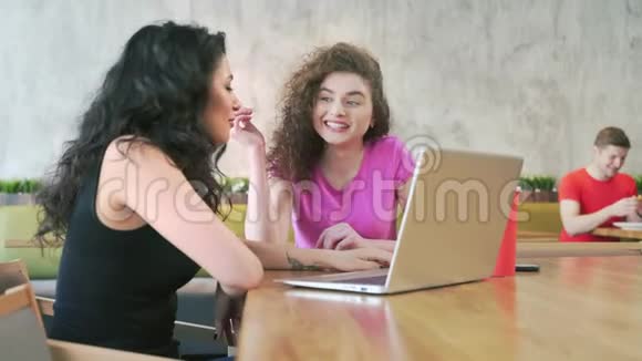 两个女人用笔记本电脑笑视频的预览图