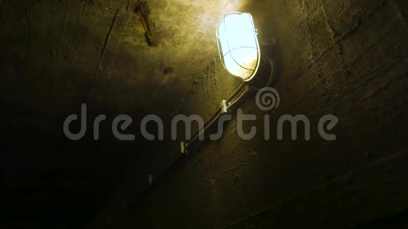 旧隧道里的特写灯笼视频的预览图