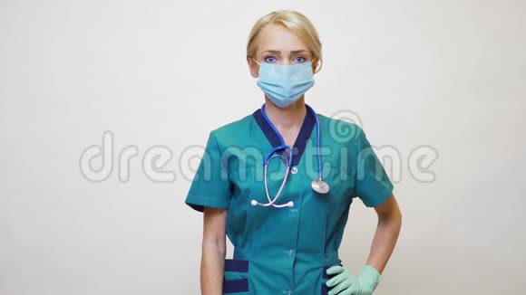 医生护士女士戴防护面罩和乳胶手套手指视频的预览图