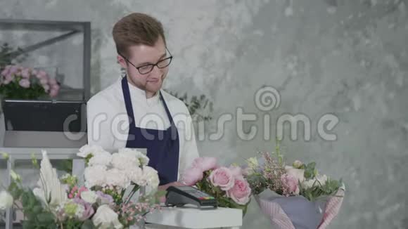 有魅力的年轻人的肖像性别平等的代表在现代花店做花店工作销售视频的预览图