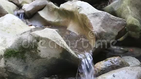 山河在石头间翻滚视频的预览图