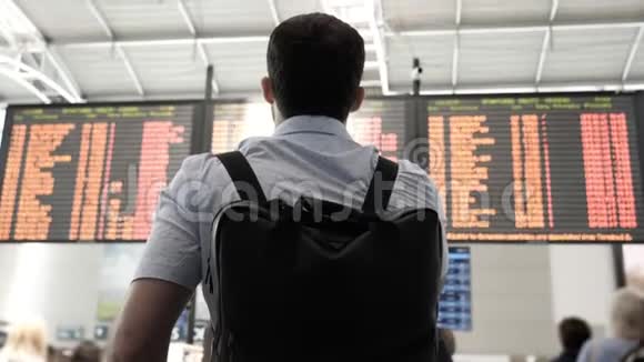 商人在机场检查航班信息视频的预览图