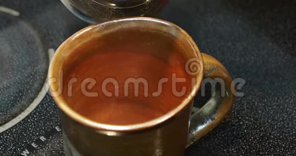 土耳其咖啡倒在杯子里视频的预览图