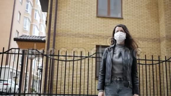女人在城市里戴着防护面具以防止空气污染和烟雾中国流行的2019n型冠状病毒概念视频的预览图
