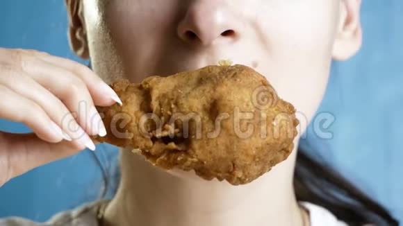 特写镜头年轻美女吃快餐鸡块翅膀和鸡腿视频的预览图