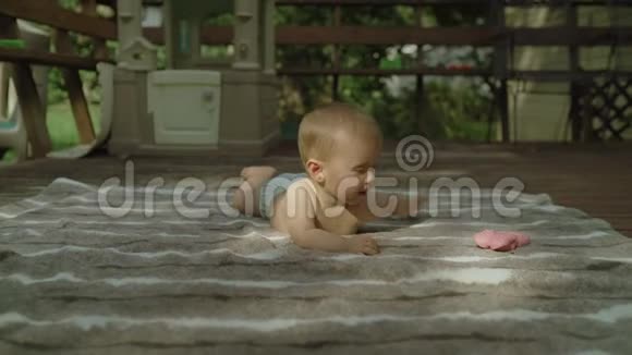 夏天躺在户外的小女婴视频的预览图