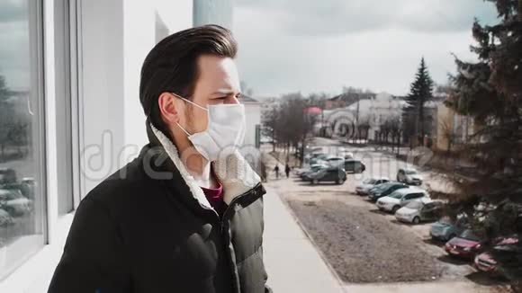 冠状病毒的概念从2019年到2015年戴医用口罩的白种人男性视频的预览图