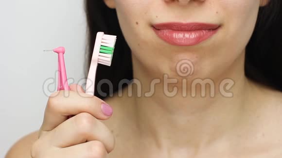 用牙套清洁牙齿的两种刷子美白后牙齿上的支架金属自配支架视频的预览图
