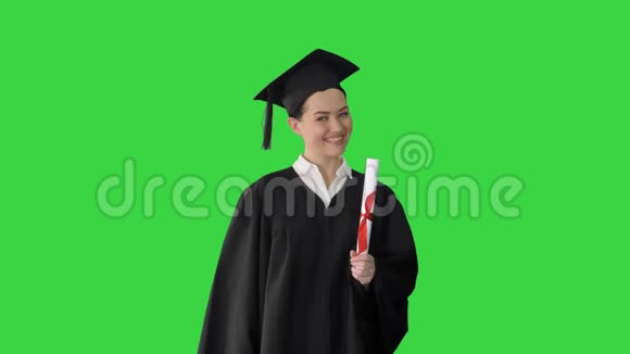 快乐的毕业生妇女拿着文凭和拇指在绿色屏幕铬钥匙视频的预览图