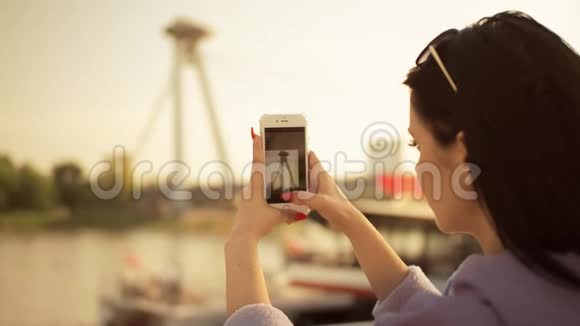 城市中使用智能手机慢动作高清视频的年轻女游客视频的预览图