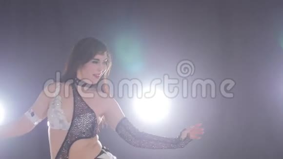 年轻漂亮的女人跳舞肚皮舞视频的预览图