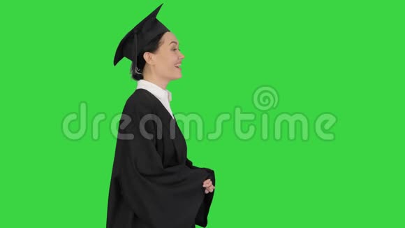 毕业女生鼓掌微笑的绿色屏幕Chroma键视频的预览图