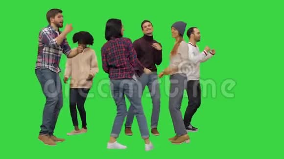 一群快乐的年轻人一起在绿色屏幕上跳舞Chroma键视频的预览图