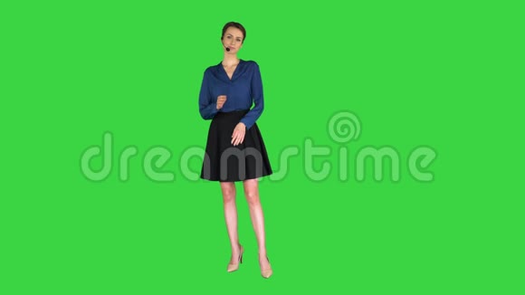 呼叫中心妇女与耳机摆姿势相机在绿色屏幕色度键视频的预览图