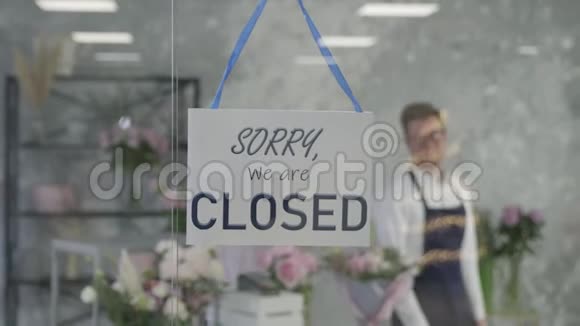 花店年轻成功的幸福企业家男女小企业主把CLOSED标志变成OPEN职位视频的预览图