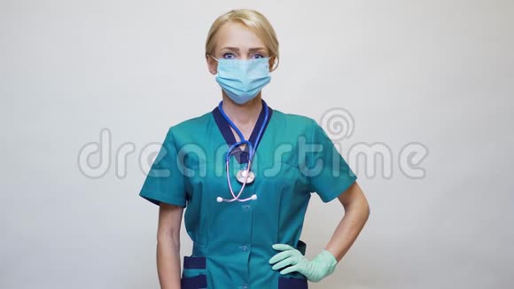 戴防护面罩和乳胶手套的女医生大拇指朝上视频的预览图