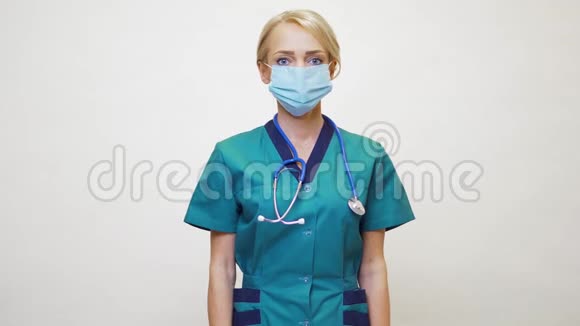 戴防护面罩和乳胶手套的女医生缺乏精神姿态视频的预览图