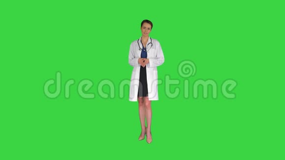 年轻的职业女医生穿着制服听诊器在绿色屏幕上与相机交谈Chroma键视频的预览图