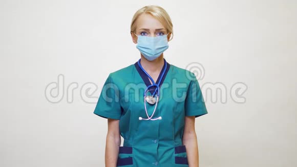 戴防护面罩和乳胶手套的女医生缺乏精神姿态视频的预览图