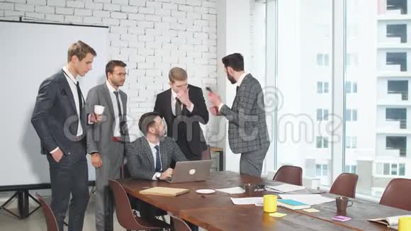 穿西装的年轻人聚集在商务会议上视频的预览图