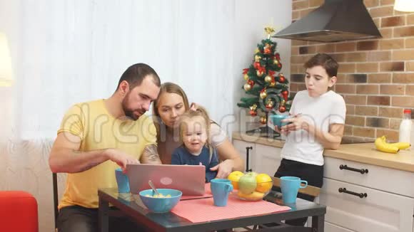 快乐可爱的一家人一起在家吃早餐视频的预览图