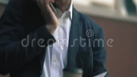 时髦的男人用手机和做笔记视频的预览图