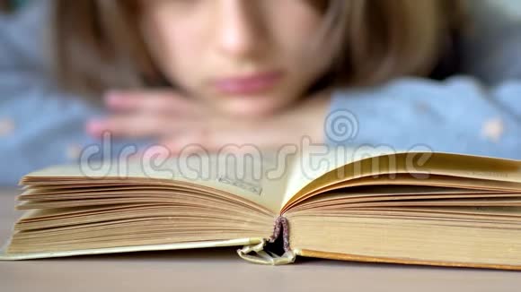 前景是一本书一个女孩在读一本书关闭视野视频的预览图