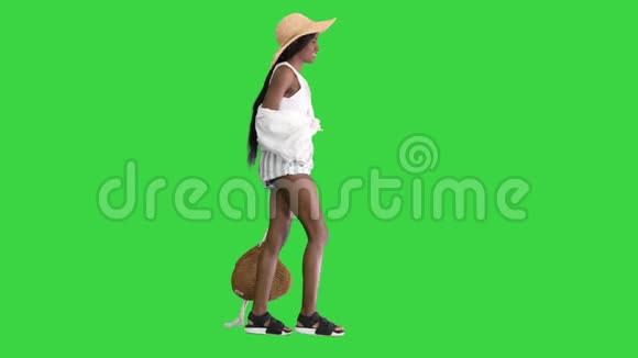 夏天在城市美丽的非洲裔美国妇女走在街上穿着时髦的包在绿色屏幕上视频的预览图