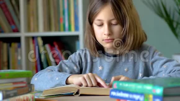 一个女孩在读一本书仔细阅读每一个单词关闭视野视频的预览图