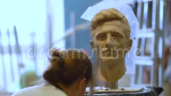 工作中的雕塑在人头上工作的女人视频的预览图