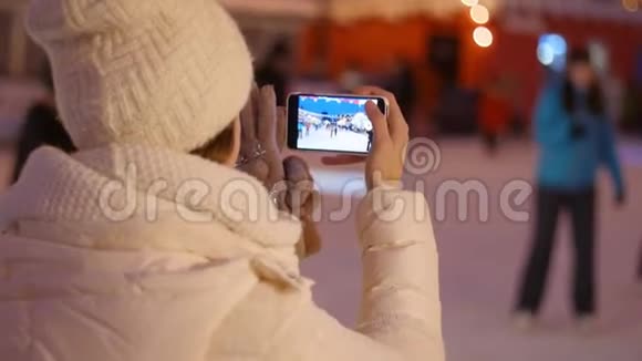 在智能手机上拍摄欧洲圣诞市场场景的快乐女人视频的预览图