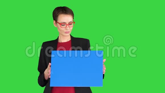 女商人拿着绿色屏幕上的空横幅Chroma键视频的预览图