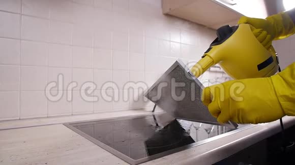 房屋清洁概念厨房灶具罩内专业清洁滤网视频的预览图