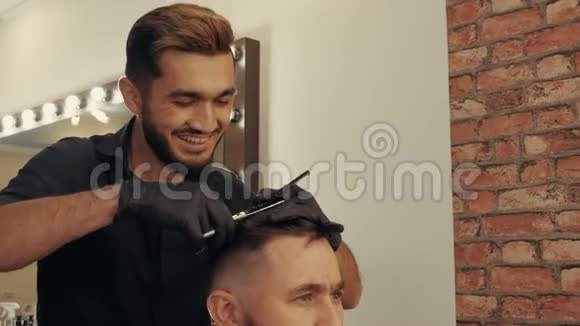 微笑理发师用剪刀剪客户头发视频的预览图