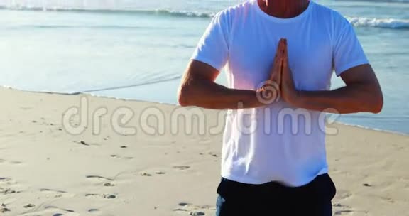 在海滩上做瑜伽的老人视频的预览图