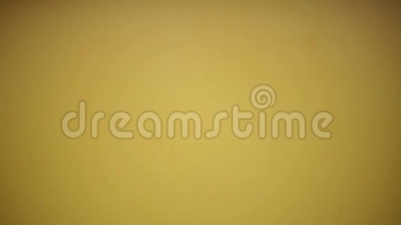 欢快的年轻人的肖像在黄色墙壁的背景上拿着生态钢热瓶水竖起大拇指视频的预览图