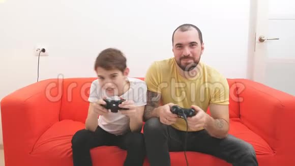 快乐的男人和他的儿子在游戏中心视频的预览图