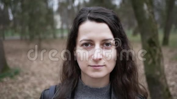 一名年轻女子戴上防护面罩以免被冠状病毒和流感感染的肖像视频的预览图