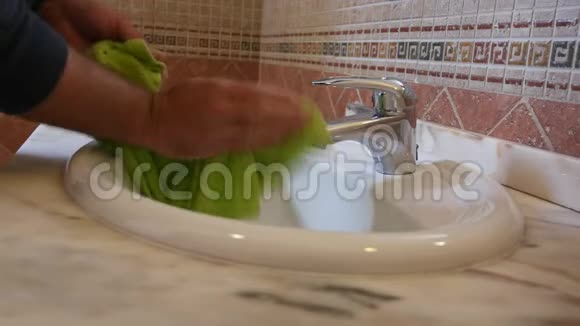 用毛巾清洗洗手池视频的预览图