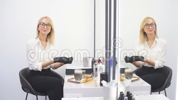 一家美容院工作间的迷人美发师女孩画像视频的预览图