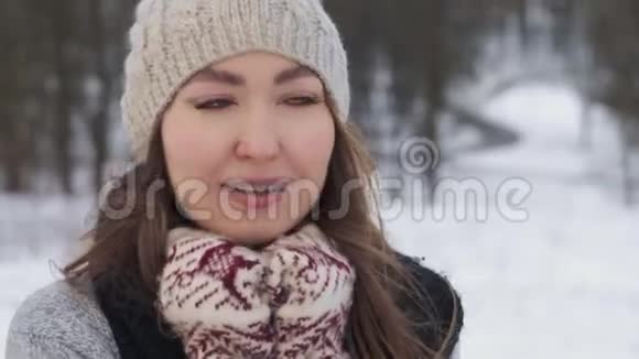 手持式射击美丽快乐的模特女孩在冬日公园欢笑嬉戏户外美女视频的预览图