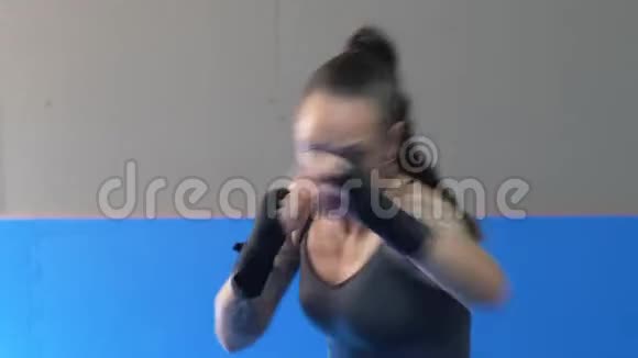 职业女子在练太极拳视频的预览图