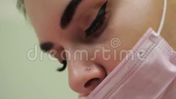一个女人戴着医疗面具脸视频的预览图