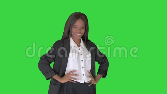 漂亮的非洲裔美国商务女性在绿色屏幕上微笑色度键视频的预览图
