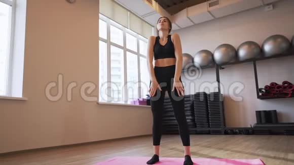 4倍慢动作视频美丽的年轻女子在室内锻炼和伸展视频的预览图