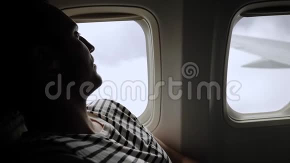 乘飞机看窗户的旅客乘飞机旅行的旅客坐飞机的旅客视频的预览图
