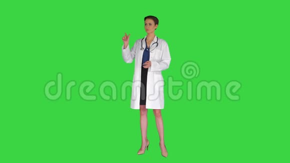 一个未来的年轻药剂师使用虚拟屏幕上的绿色屏幕Chroma键视频的预览图